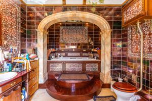 Master Bedroom En Suite- click for photo gallery